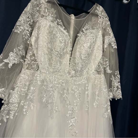 Wedding Dress - Picture 1 of 11